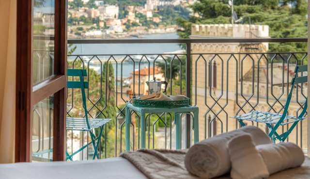 🏠 ACCOMMODATION DESCRIPTIONElegant panoramic house in Rapallo, spread over two main floors with a basement featuring a tavern area and laundry room. Surrounded by greenery and an extensive private garden with olive trees and Mediterranean vegetation,