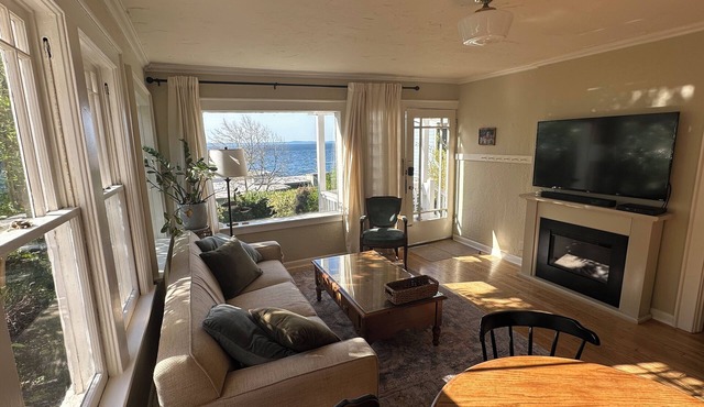 Alki Coastal Charm: Stunning Views, Steps to Beach