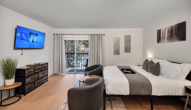 An Upscale Midtown Studio w/ Private Balcony