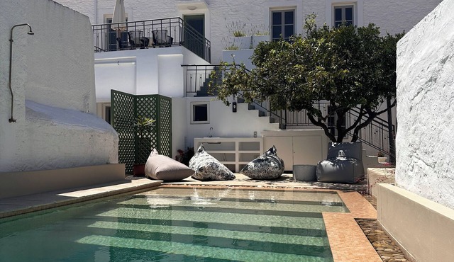 Anna House, super chic peaceful courtyard garden with oasis pool walk into town.