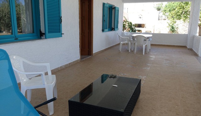Apartment in vacation home directly by the sea, with large covered terrace