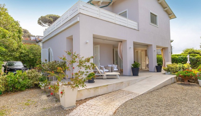 Apartment 'Villa Atusca' with Private Garden, Wi-Fi and Air Conditioning