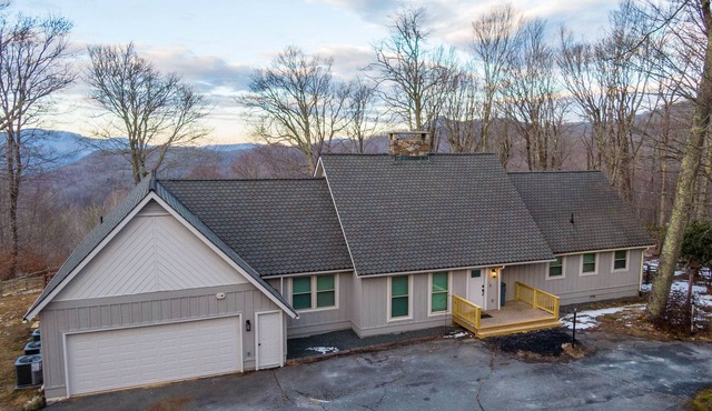 Arches Sugar Mountain: Mtn Views, Hot Tub, Ski Shuttle, Game Room, Sleeps 16, 5 Kings, Dogs OK