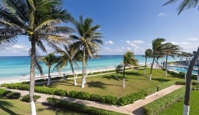 Beachfront Bliss - Spacious 4-Bed with Ocean View