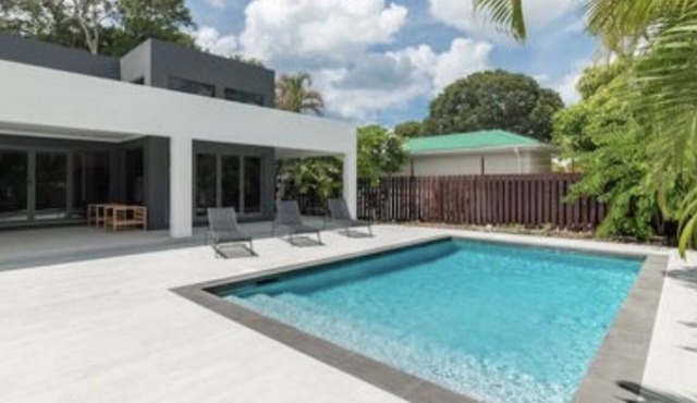 Beautiful modern villa in Holetown, Barbados. 5 mins to all amenities, beach.n