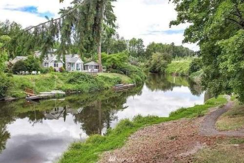 Bothell River house in Bothell