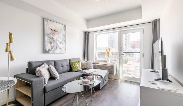 Bright Hamilton Apartment with Balcony. GYM, BBQ in Hamilton/Canada