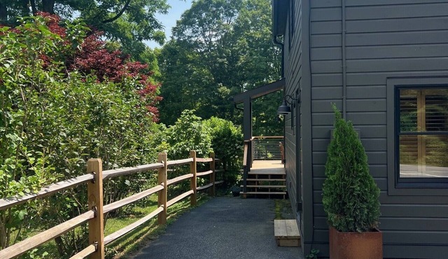 Camp Ridgewood- Spacious 6-bedroom house in lovely Bolton Landing with AC