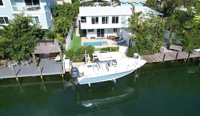 Canal front home in Venetian Shores. Perfect for families . A boater's paradise!