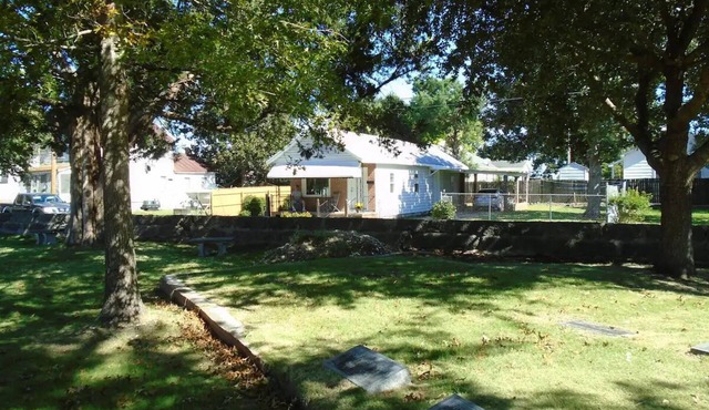 Cedar Grove Cottage Conveniently Located to all attractions.