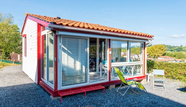 The Little House 'Ortalon - Hasparren' with Shared Pool, Wi-Fi, and Air Conditioning in Hasparren