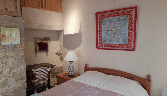 Bedroom and garden patio for 18 m 2- kitchen + bathroom in house