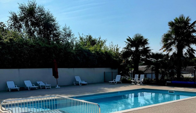 Charmant Chalet Dans un Parc Avec Piscine