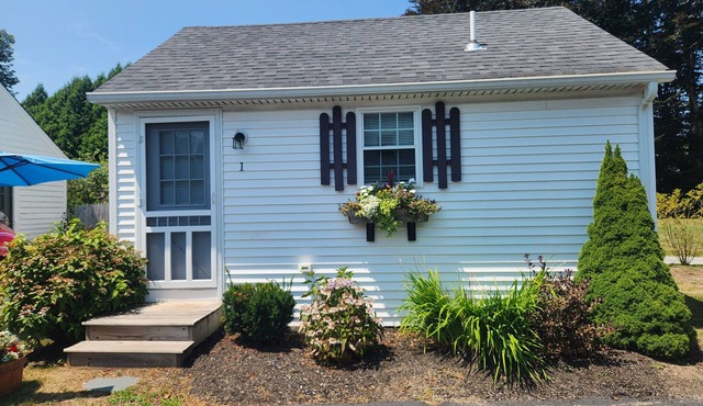 Charming 1-bedroom cottage in lovely Charlestown with WiFi, AC