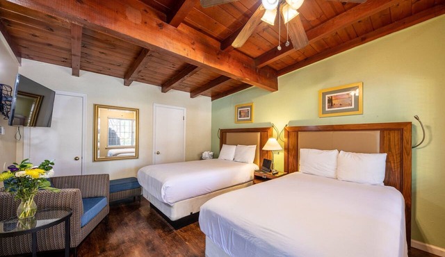 Charming 2 Queen bed lodge in South Lake Tahoe w/Kitchen