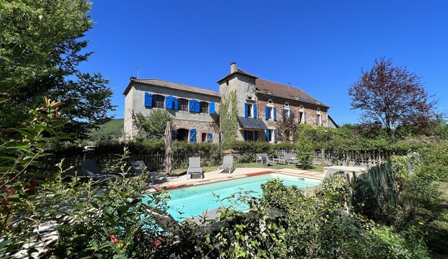 Charming 3-star house with private pool on the riverbank