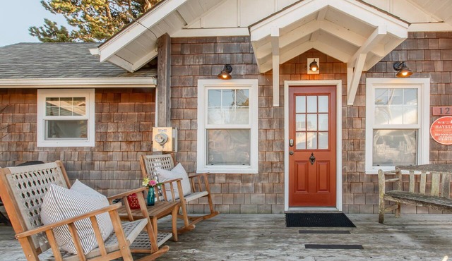 Charming Designer Retreat, Walk to Beach & Downtown, Cozy Fireplace, Expansive Deck