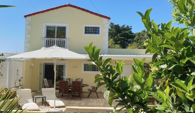Constantia Villageの近くにある魅力的な設備の整った2階建てコテージ