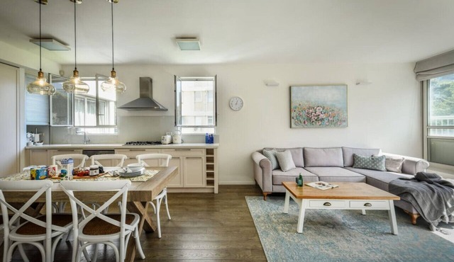 Chic 2BR Apt w Large Windows in Tel Aviv Old North
