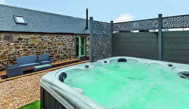 Cottage Sleeps 6 with Hot Tub and Bbq Hut
