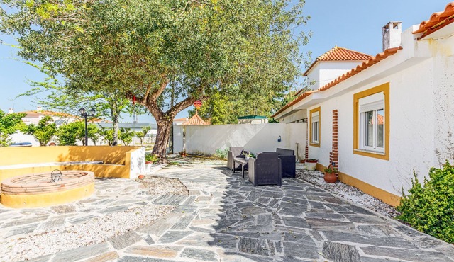 Country House "O Mundo Da Lua - Casa Este" with Shared Garden & Wi-Fi