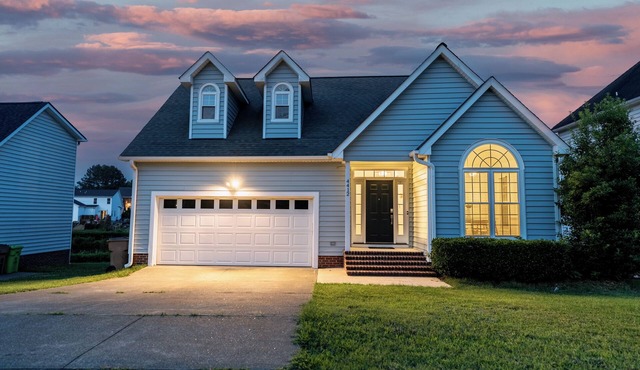 Cozy 4-bedroom Raleigh Retreat. Home Theater. Furnished Deck. 15 min to Downtown