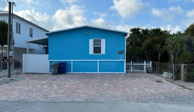 Cozy and Stress-Free bayside home with private dock