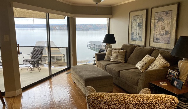 Cozy lake condo, 5 minutes from Oaklawn Casino