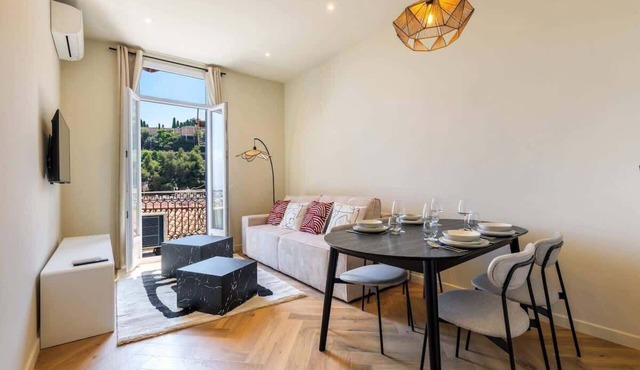 Elegant one-bedroom apartment with sea view at the gateway to Monaco