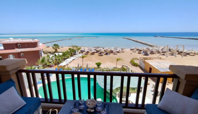 Exclusive sea view suite (94m2, panoramic view, private beach, pools)