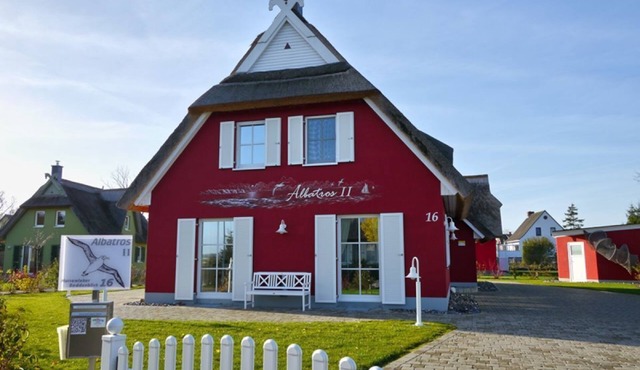 Exclusive thatched house on the water, terrace, fireplace, sauna, WLAN, barbecue.145m²