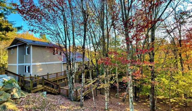 Fall Colors / Amazing Deck w/ Fireplace & TV / Hiking / Skiing / Wineries / Pets