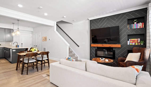 Family Home + Pets Welcome - King- Queen Bunk Beds, EV Charger, Sleeps 8