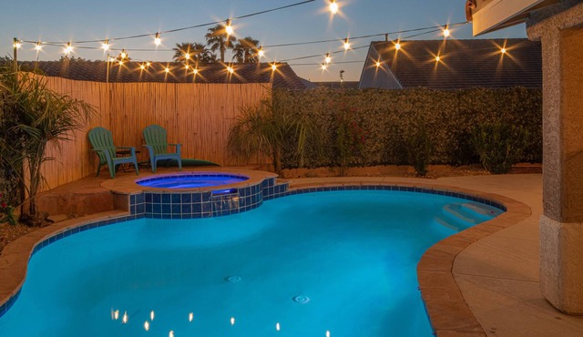 Good Vibes off the strip, 5BR, Secret room, 2 King Beds, Pool and Spa
