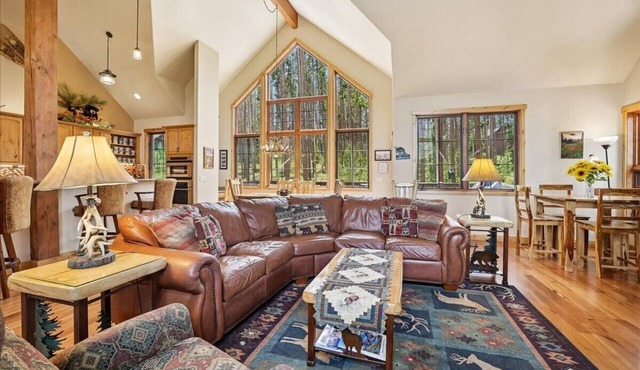 Highland Heaven: Large Beautiful Home, Private Hot Tub - New Listing!