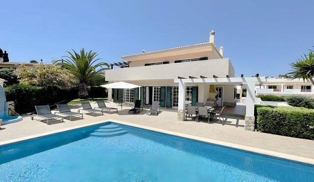 Holiday Home 'Lagos Modern' with Private Pool, Wi-Fi and Air Conditioning
