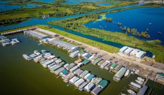 HOUSEBOAT 2br/1ba RENOVATED, MAIN DOCK, Sleeps 7-8/Venice Marina