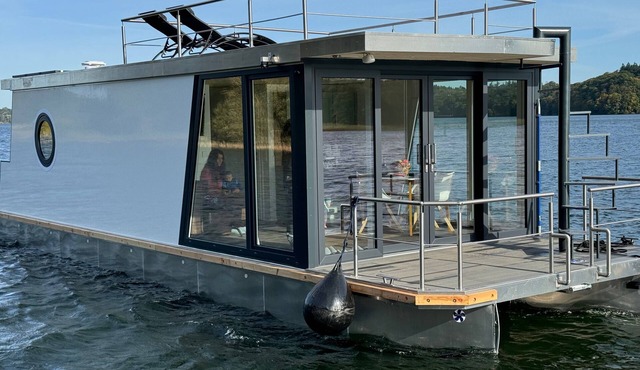 Houseboat 'Kitilou' with Lake View, Private Terrace, and Wi-Fi