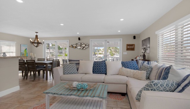 Key Largo Waterfront home with 40’ dock and boat lift. Walk to Pennekamp