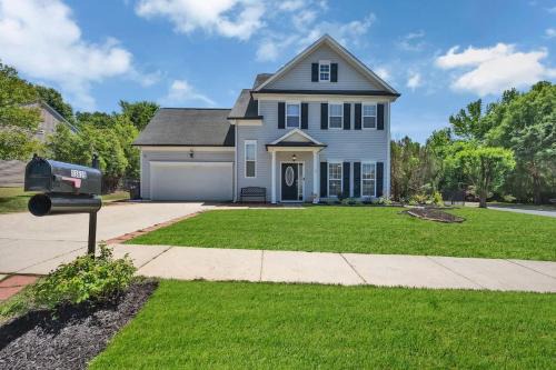King Bed - Hot Tub - Fenced Yard - Near Carowinds