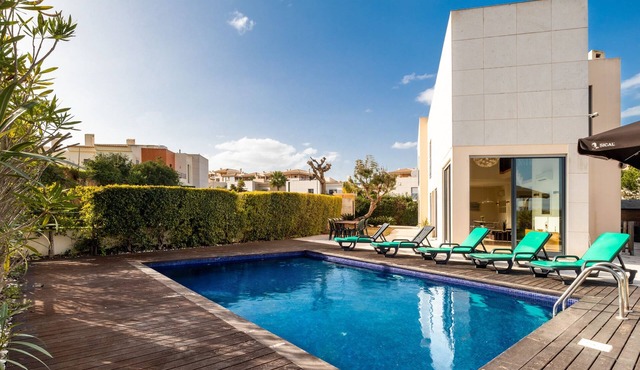 LINDA Oura Beach 4BR Villa 10 New for rent!