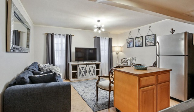 Location Steps Away from Garden District & Street Car