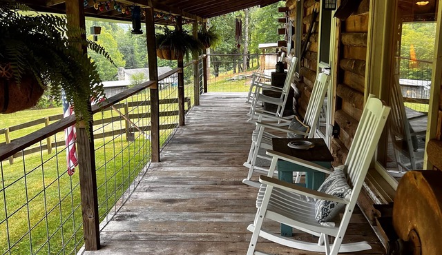 Lovely cabin on 136acre, 13 Miles from North Asheville. 6 miles from BR Parkway