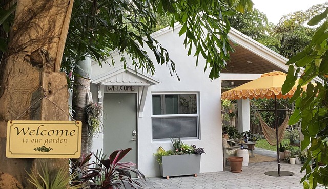 Lovely Garden Studio Cottage - Walk to Las Olas Blvd - 10 min drive to the Beach