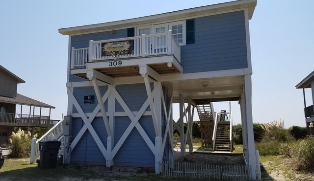 'Lulu Rose" - Oceanfront Home w/ Hot Tub, 2 Bedrooms / 2 Bathrooms