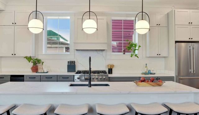 Luxe 19BR Suit | Private Backyard with Pool