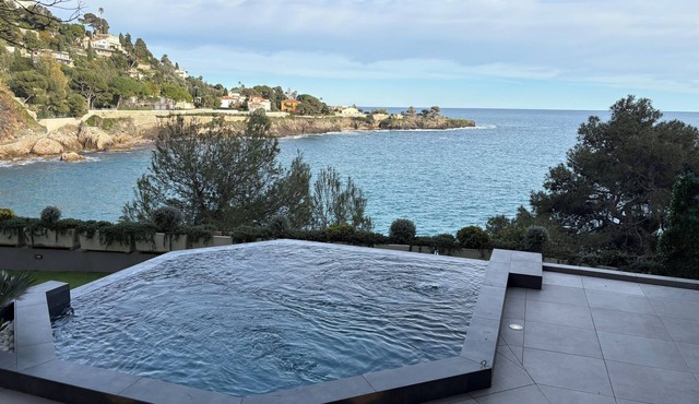 Luxe 3-bedroom apartment on sea front in Cap-d'Ail with AC / Private pool
