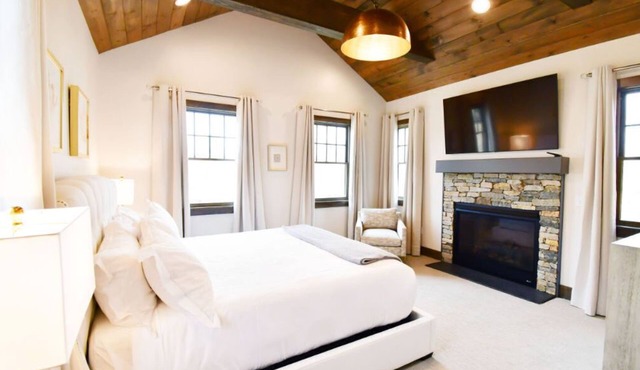 Luxurious Cabin in Picturesque Woodlands | Luxe