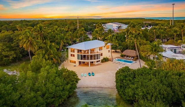 Luxury 6 bedroom - truly spectacular beachfront property