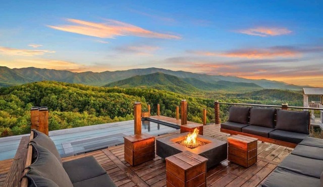 Luxury Smoky Mtn Cabin Infinity Pool & Views